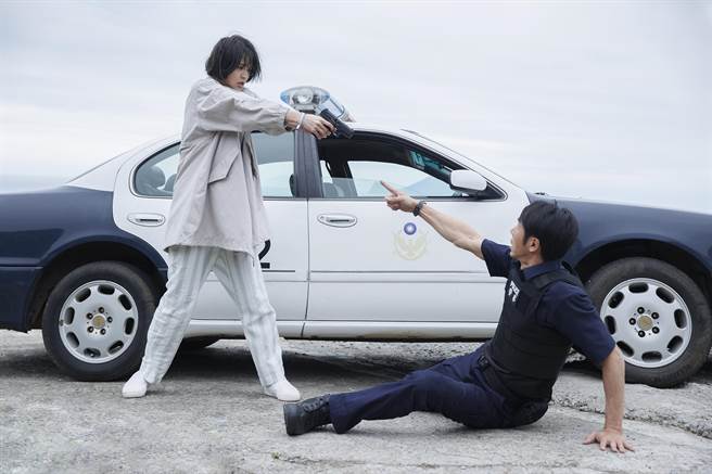 曾沛慈在新歌MV中，邀來李李仁合作演出。（亞神音樂提供）