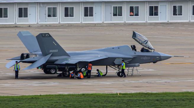 编号35003的FC-31「鹘鹰」舰载原型机在中方社群网上曝光，而这是歷来最清晰的一张照片。（微博）