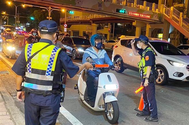 大雅警分局结合市府环保局及公路总局台中监理站等，执行联合稽查作业。（警方提供）