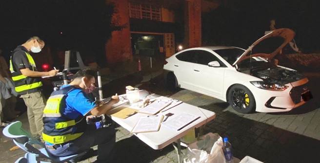 大雅警分局结合市府环保局及公路总局台中监理站等，执行联合稽查作业。（警方提供）