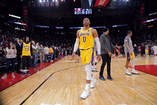 湖人真的想尽办法要把韦斯布鲁克丢出去了。(美联社资料照)