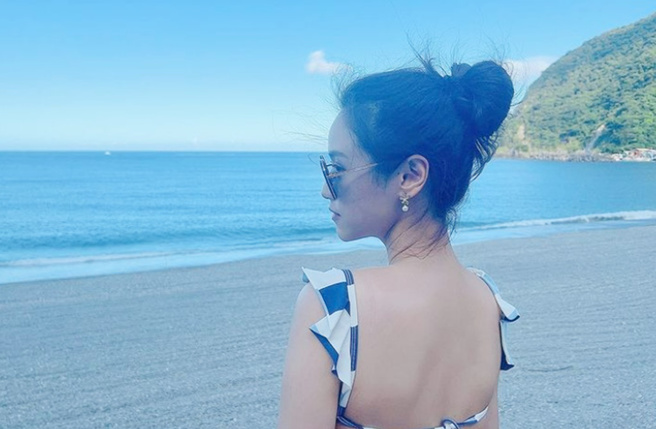 吴姗儒罕见在社群上传露背泳装照，引起网友热烈讨论。（图／翻摄自sandywis IG）