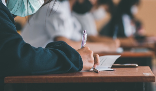 上课背诗恍神，男网友神句引网友讨论。（图／shutterstock）