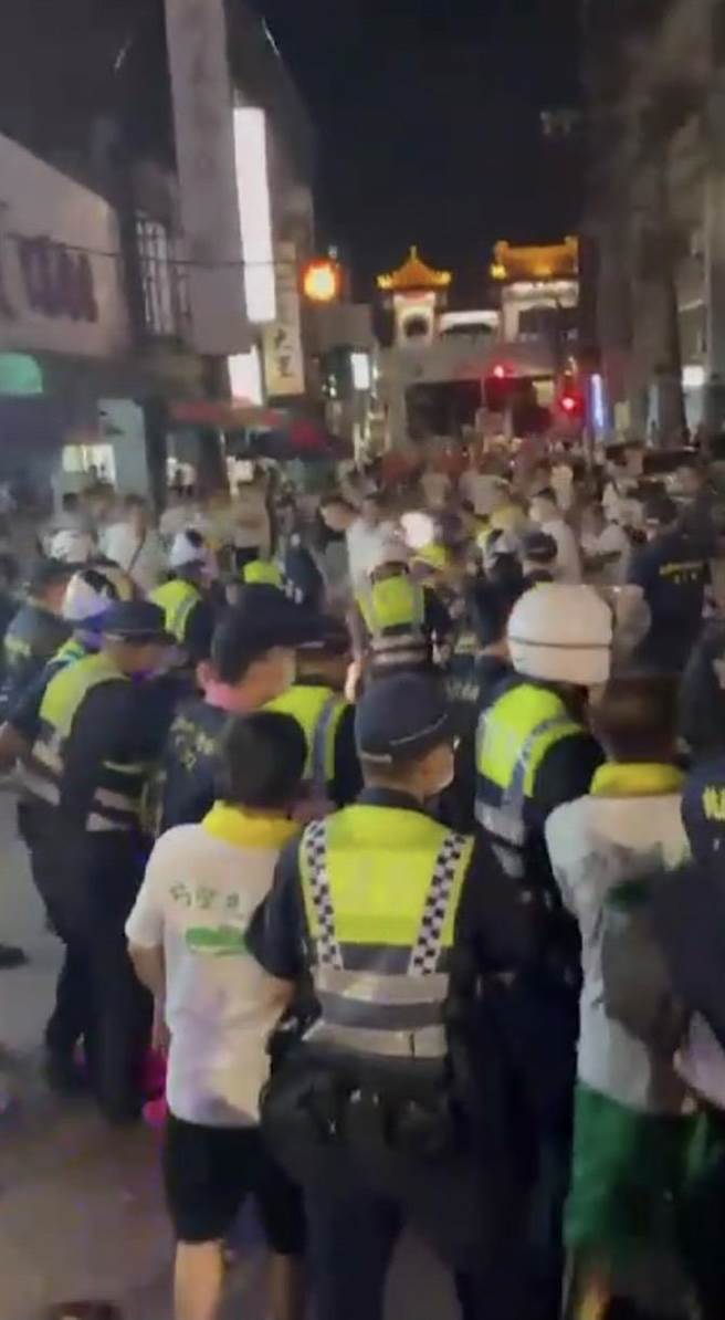 大溪普济堂遶境每年吸引大批信眾参与，昨日晚间遶境队伍中4名男子因细故爆发衝突。（翻摄画面／蔡明亘桃园传真）
