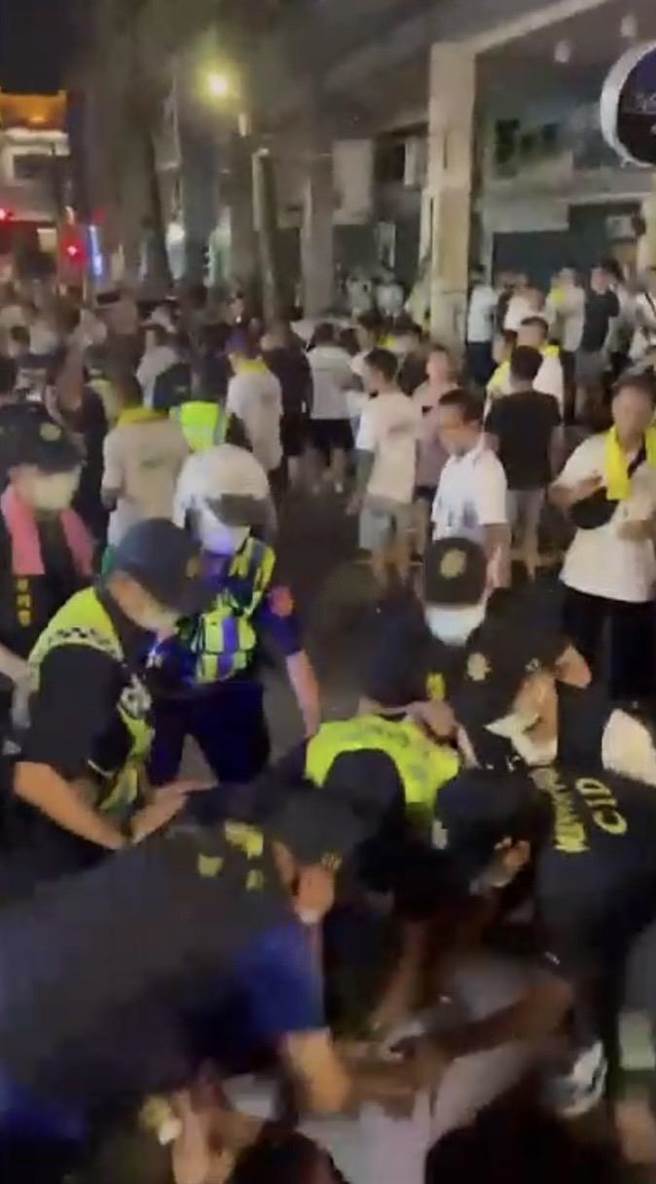 桃园警方迅速在1分钟内压制滋事者并依法送办。（翻摄画面／蔡明亘桃园传真）