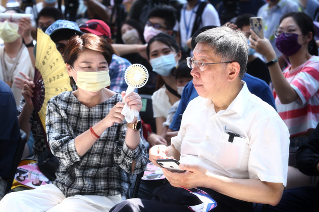 台北捷运公司改造中山站至圆山站之间的线形公园均完工，7月23日至9月30日期间，于圆山线形公园举办「这很臺北－捷运绿廊展望与成果设计展」。台北市长柯文哲（右）与副市长黄珊珊（左）一同出席活动，由于天气炎热，黄珊珊拿着小风扇帮市长搧热。（邓博仁摄）
