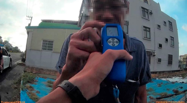高雄湖内陈姓男子酒后驾驶自小客车，因违规左转被警方拦查，他配合做酒测。（翻摄照片／林瑞益高雄传真）
