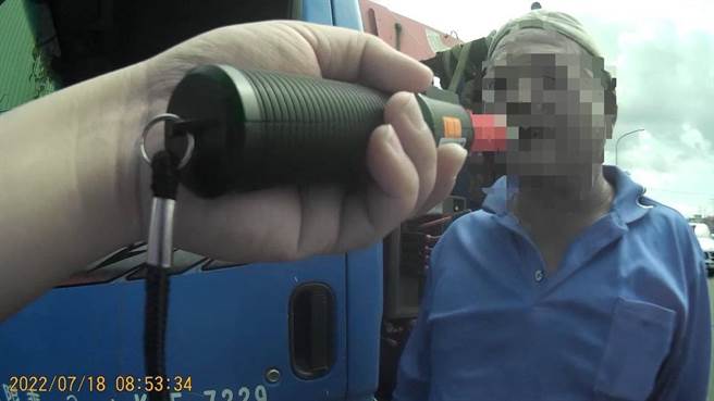 高雄燕巢大货车驾驶许姓男子酒驾，他虽央求警方放自己一马，仍配合酒驾。警方依法办理。（翻摄照片／林瑞益高雄传真）