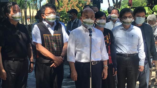 行政院長蘇貞昌（中）23日出席屏東二峰圳百年紀念典禮，會前接受媒體聯訪時稱，替林佳龍助選是天經地義。（謝佳潾攝）