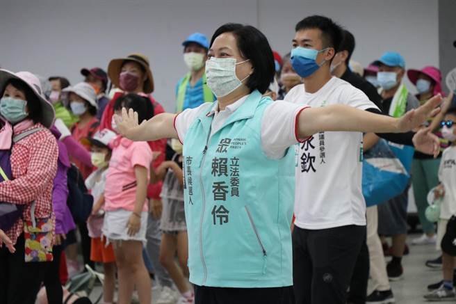 民眾党桃园市长参选人赖香伶今早出席平镇山仔顶社区发展协会景观步道健走活动，在现场大跳暖身操，用客语问候和民眾拉近距离。（蔡明亘摄）