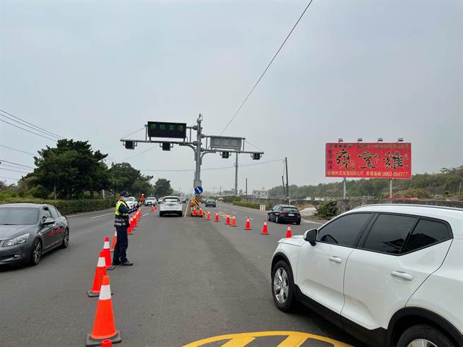 针对种树百里2.0造成交通壅塞一事，苏贞昌说，警方与屏县府已做最好的疏导，同时调拨车道。（警方提供／谢佳潾屏东传真）