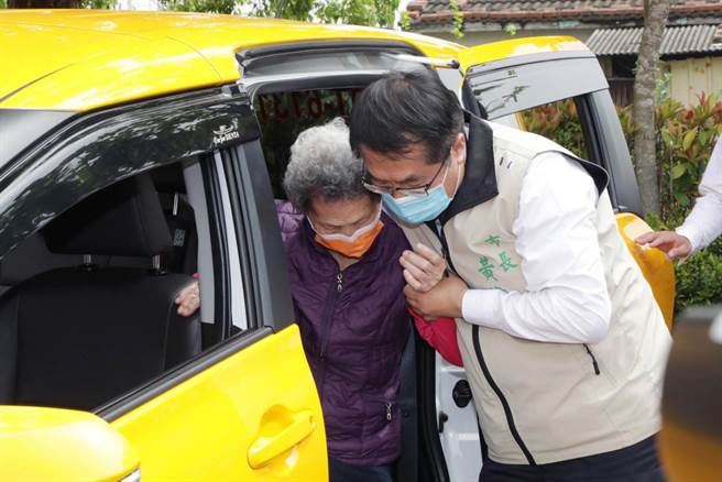 台南市政府推出小黃公車政策搭配全台首創的預約站牌，讓偏鄉民眾出入更方便。（市府提供／洪榮志台南傳真）