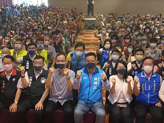 民黨主席朱立倫23日參加「團結一心、重返執政！新竹市長林耕仁、市議員、里長提名介紹會」，誓言重返執政。（陳育賢攝）