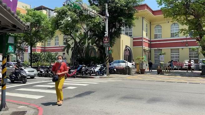 基隆市政府在信二路与义四路口装置「AI侦测辨识系统」，希望降低行人违规。（张志康摄）