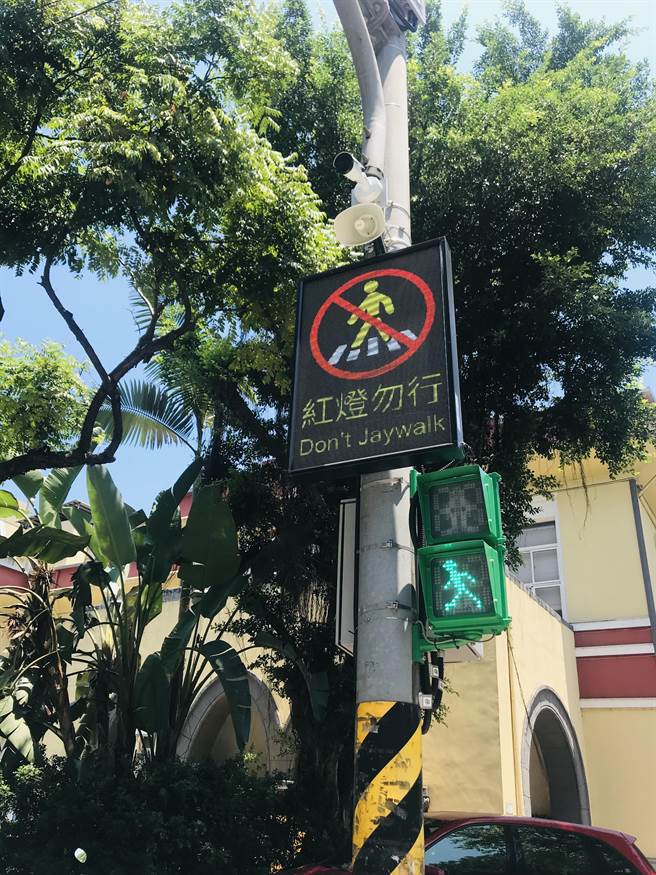 基隆市政府在信二路与义四路口装置「AI侦测辨识系统」，希望降低行人违规。（张志康摄）