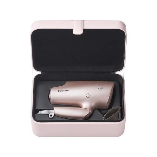 PChome 24h购物的Panasonic高渗透水离子吹风机礼盒组，七月限定开卖特价8910元。（PChome 24h购物提供）