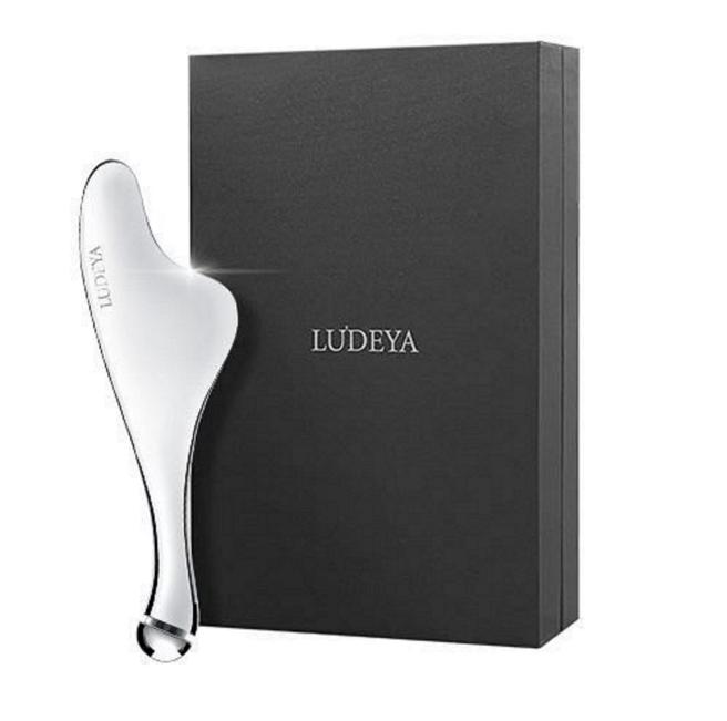 Yahoo奇摩拍卖的LUDEYA微电流紧致提拉美容仪，特价4788元。（Yahoo奇摩拍卖提供）