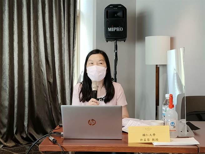 輔仁大學日文系主任許孟蓉今(23)日在「全國大學校院日文系主任聯誼座談會」分享招生策略。(李侑珊攝)