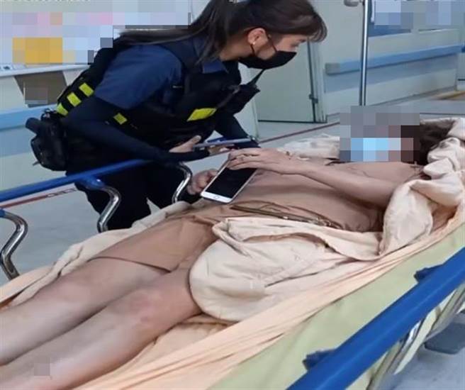 女警郑彩妙以同理心劝说妇人，并趁隙将她抱下送医。（台中市太平警分局提供／冯惠宜台中传真）