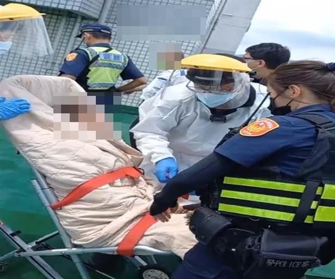 女警郑彩妙以同理心劝说妇人，并趁隙将她抱下送医。（台中市太平警分局提供／冯惠宜台中传真）