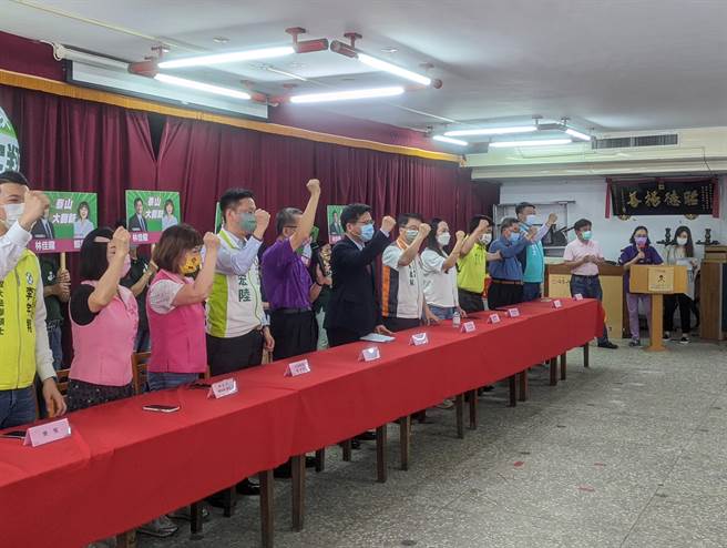 新北市长侯友宜22日在脸书PO出了一张「改变的勇气」的照片，对此民进党新北市长候选人林佳龙今日受访时，酸这则贴文「大家乍看还以为是我发的」，强调改变就是换市长，换人做就是改变的开始。(黄敬文摄)