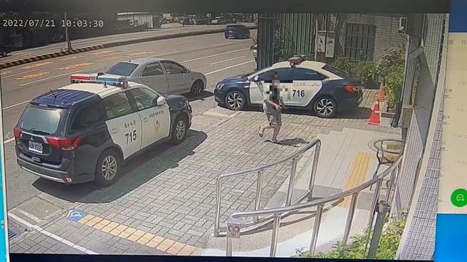 黄男开车刚好行经三田派出所，立马停车跑进派出所求助。(民眾提供)