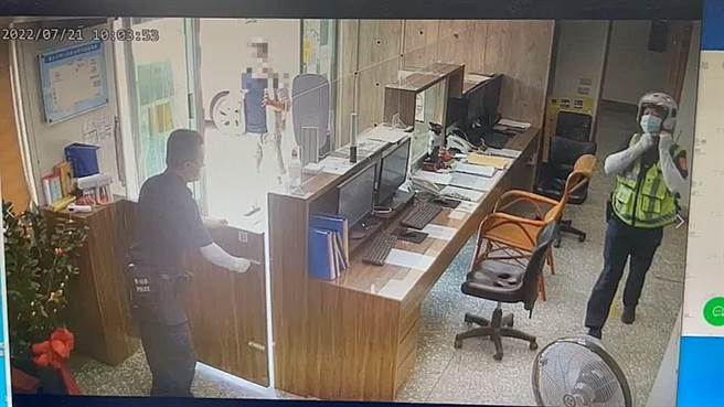 三田派出所员警火速动员协助，救命如救火、分秒必争。(民眾提供)