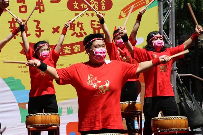 百年老屋坜小故事森林今年由真善美基金会承接管理，今开幕由憨儿太鼓队「欢欣鼓舞」登台表演热闹开场。（蔡明亘摄）