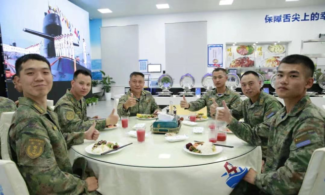 东海舰队微信公眾号上公开的智慧水兵食堂报导中，出现了1张左上方有新型039D潜舰的照片。（东海舰队）