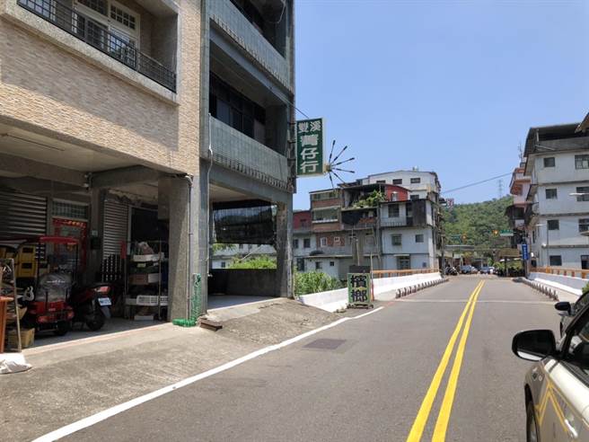 新北市双溪自强路槟榔摊前，22日晚间发生一起伤害案，伤者送医后没有大碍。（新北市瑞芳分局提供／张志康基隆传真）