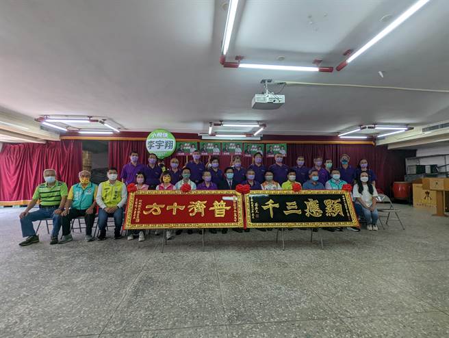 民进党新北市长参选人林佳龙今(23)日上午前往新北市泰山区顶泰山巖参拜，他表示，有顶泰山巖，才有泰山的地名，因此「饮水思源」从这里出发，祈求市民平安、顺利胜选。(黄敬文摄)