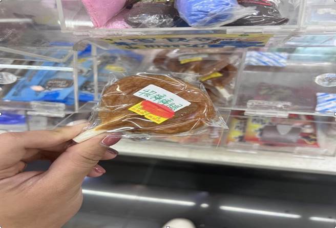 台北市议员杨静宇指出，北市宠物食品销售乱象百出，甚至连包装、标示全无的黑心食品都能在市售通路或网路随意贩卖。（杨静宇提供）