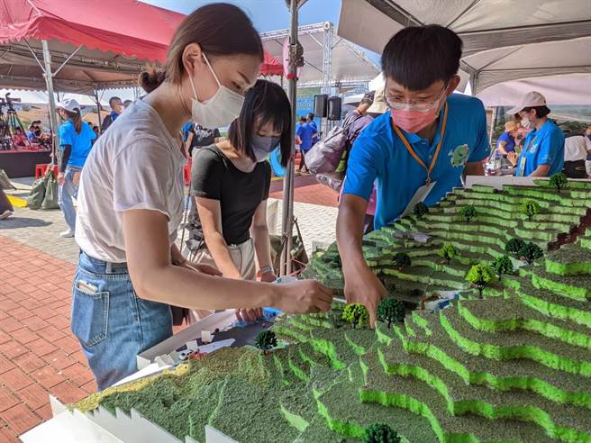 新北市政府今(23)日在淡水捷运站旁之金色水岸广场举办「水保猴赛擂 逗阵游淡水」北区水土保持嘉年华，向民眾宣导坡地保育的观念，减少及避免山坡地灾害。(新北市农业局提供)