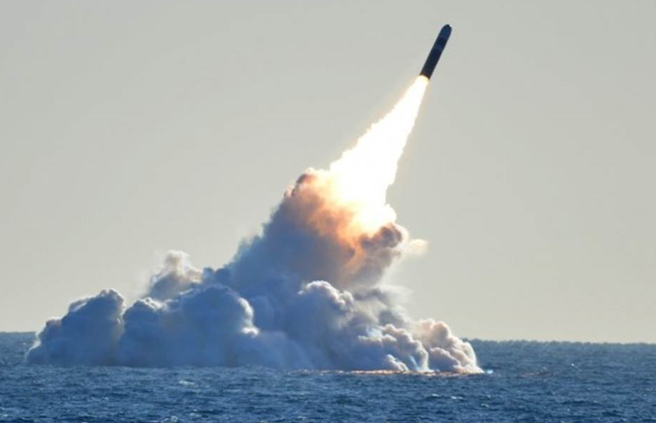 美国海军「内布拉斯加」号（USS Nebraska）核潜舰试射三叉戟II D5（Trident II D5）型弹道飞弹的资料照。（美国海军）