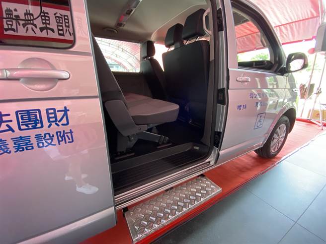 嘉義若竹兒智能發展中心汰舊換新車加裝升降踏板。（廖素慧攝）