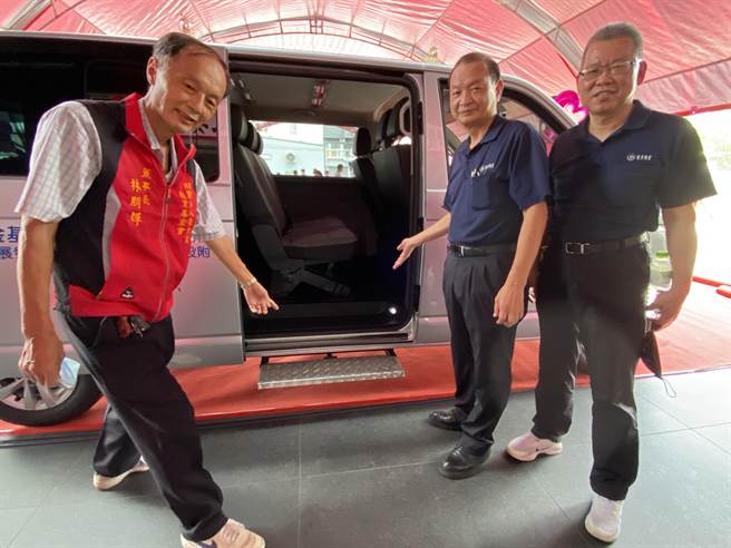 嘉義若竹兒智能發展中心負責人林朋輝（左）感謝恆青機電為若竹兒們汰舊換新車。（廖素慧攝）