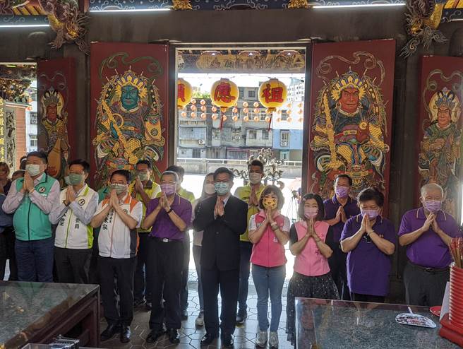 民進黨新北市長參選人林佳龍近日勤跑行程，但他多次在公開場合中強調要「新北超越台北」，林佳龍對此表示，不管是自我超越還是超越別人，首都圈就是雙箭頭、雙引擎，要共榮共好。(黃敬文攝)