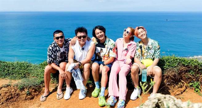 姚元浩、庹宗康、杨铭威、鬼鬼以及炎亚纶开心员工旅游。（TVBS提供）
