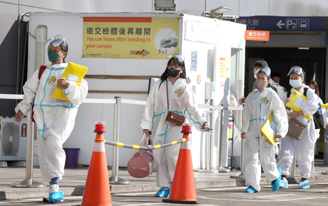新冠疫情持续烧，旅客入境穿防护衣。（范扬光摄）