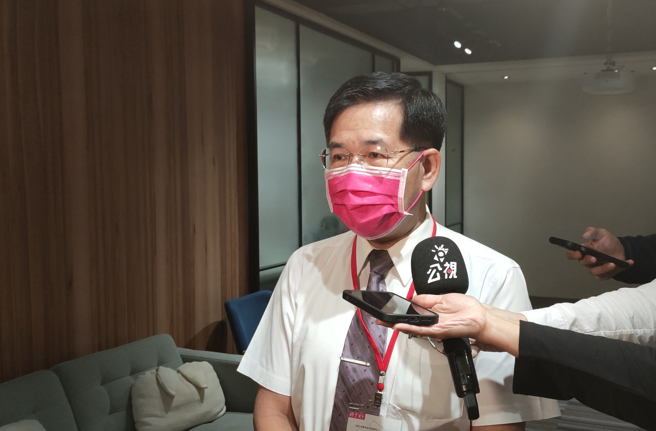 教育部长潘文忠今(23)日出席「大学面试官调查发布座谈记者会」，会前接受媒体联访，回应石斑鱼将纳入国中小营养午餐等问题。（李侑珊摄）

