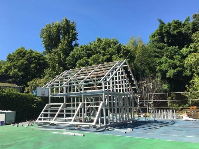 雪管處興建油婆蘭及瓢簞2個營地新山屋，已先在平地預組，再打包交由直昇機吊掛上山組裝。（雪管處提供／謝明俊苗栗傳真）