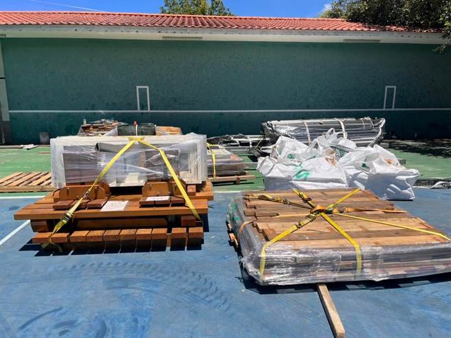 雪管處興建油婆蘭及瓢簞2個營地新山屋，已先在平地預組，再打包交由直昇機吊掛上山組裝。（雪管處提供／謝明俊苗栗傳真）