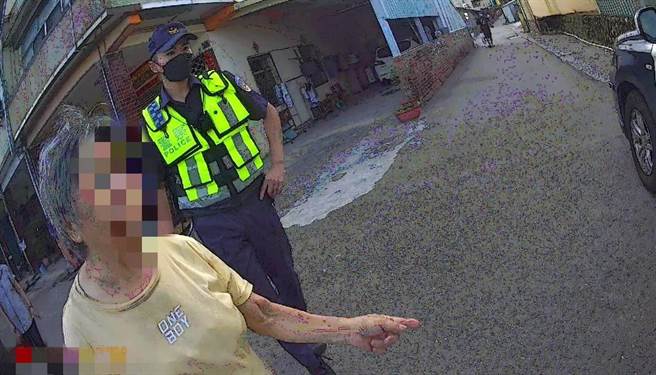 台中市乌日警分局龙井分驻所员警透过手机使用Google街景图，让迷路的阿嬷逐一认路，找到自己的家。（乌日警分局提供／冯惠宜台中传真）