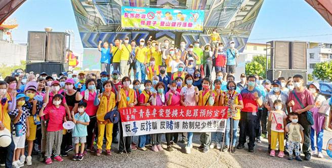 丰原分局结合辖区警友站办理，今天举办暑期青春专案亲子登山健行活动。（警方提供）