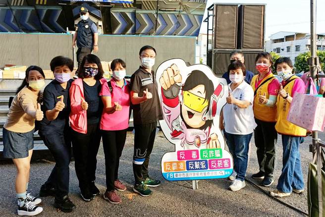 今天活动亦设摊宣导发放反毒、防诈欺、反赌博、防制家暴、妇幼安全保护等宣传单，以强化防范犯罪宣导之效果。（警方提供）