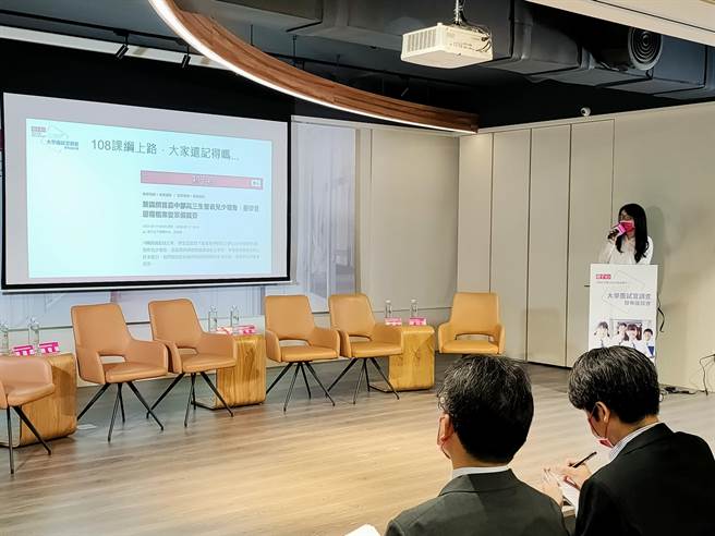 《亲子天下》今（23）日公布调查结果，《亲子天下》资深记者潘乃欣，大约3分之1负责甄试的大学教授，仅以6到10分钟看一份书审资料。(李侑珊摄)