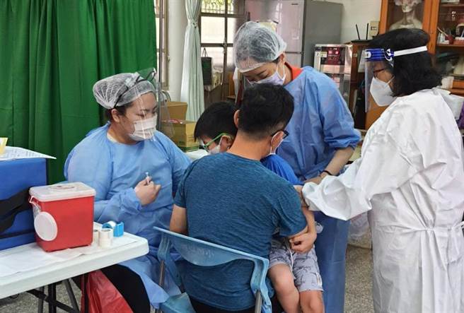 王文彦指出，市府今日在本市30所学校开设「莫德纳婴幼儿疫苗快打站」，提供年满6个月至5岁婴幼儿疫苗接种服务。（本报资料照片）