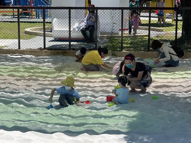 台湾中油为了回馈地方同时带动当地发展与高市府共同打造的「中油海洋天堂休憩园区」23日正式揭牌启用。（洪浩轩摄）