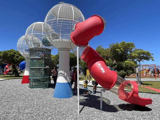 台湾中油为了回馈地方同时带动当地发展与高市府共同打造的「中油海洋天堂休憩园区」23日正式揭牌启用。（洪浩轩摄）