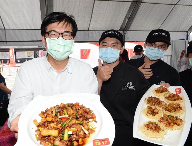 高雄市长陈其迈（左）推荐美浓客家小炒。（林瑞益摄）